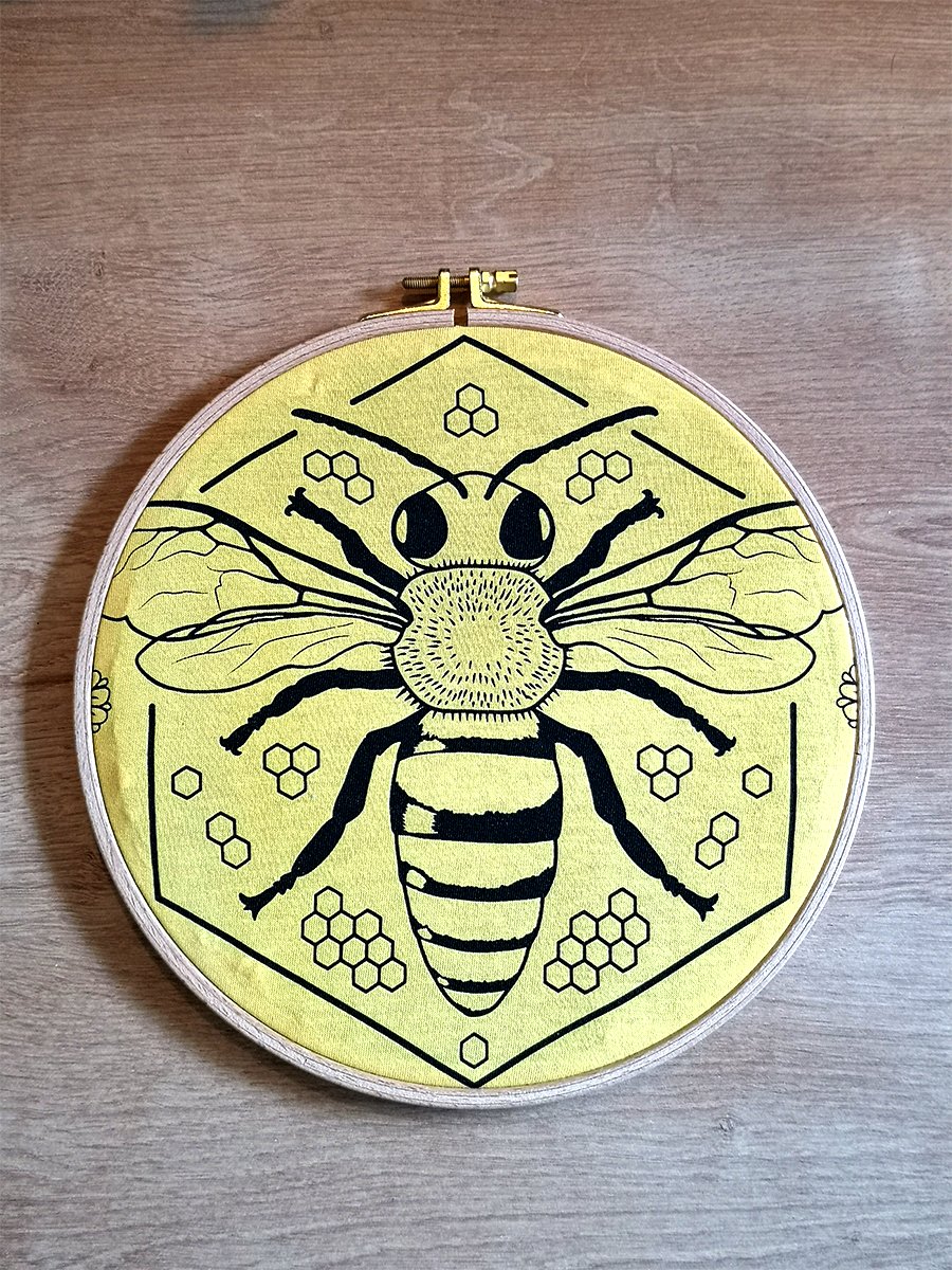 Wanddeko Stickring mit Bienenmotiv, Durchmesser: 23 cm. Handgefertigter dekorativer Stickring mit einem Bienendesign, von einem T-Shirt als Upcycling. Perfekte Dekoration für jeden Raum, die Natur und Handwerkskunst vereint.