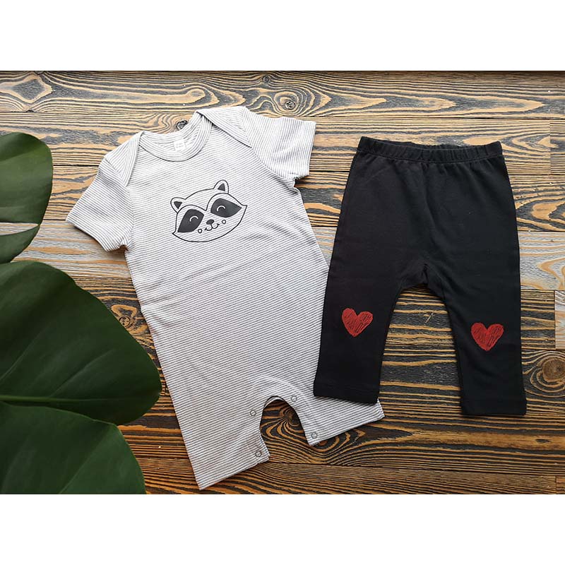 Set 12-18 Monate - Strampler "Waschbär" und Hose "Herz"